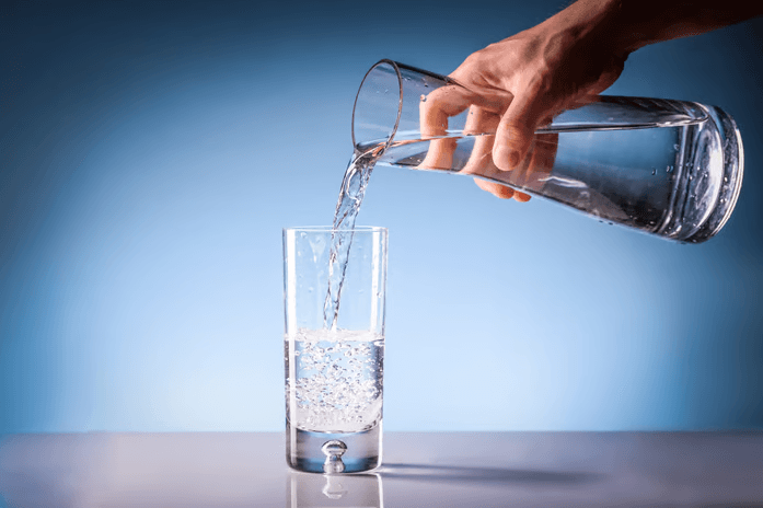 Eau pure versée dans un verre